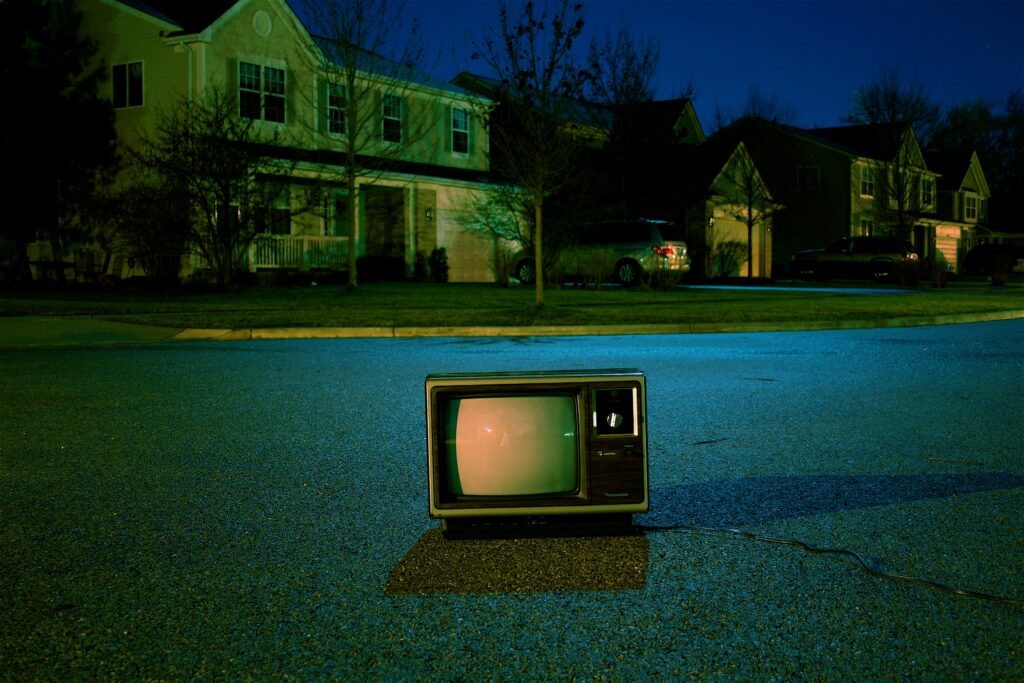 Gece vakti sokakta eski model bir televizyon
